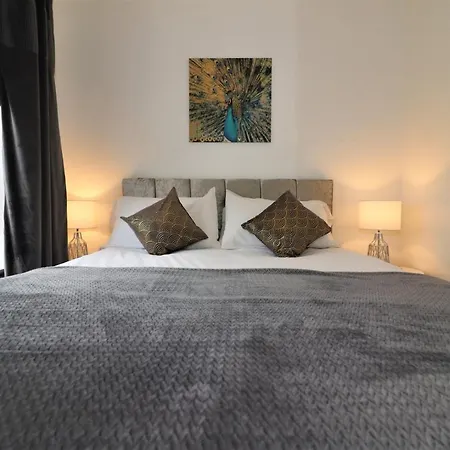 The Oatland - Luxury House With Private Garden & Parking