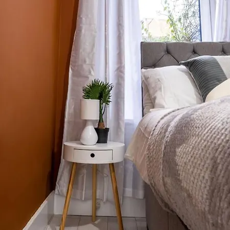 Appartement Cheerful 2 Bedroom Homely Apartment, Sleeps 4 Guest Comfy, 1x Double Bed, 2x Single Beds, Free Parking, Free Wifi, Suitable For Business, Leisure Guest, Contractors, Qe Hospital, Glasgow, Near Airport & Centre, Perfect For Common Wealth Games 20