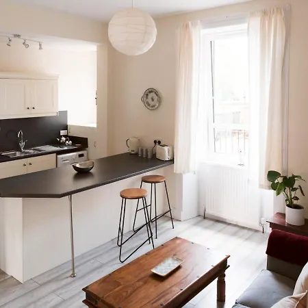 Bright 2 Bed Ground Floor Flat Next To Byres Road *