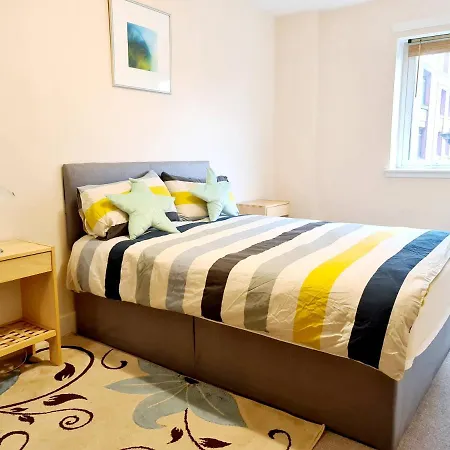 Bright, Spacious 2 Bedroom In The Heart Of City Apartment