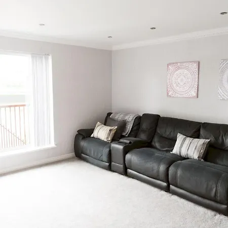 Pass The Keys Townhouse Overlooking The River Clyde, Sleeps 10 Holiday home Glasgow