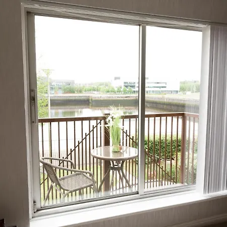 Pass The Keys Townhouse Overlooking The River Clyde, Sleeps 10 Holiday home *
