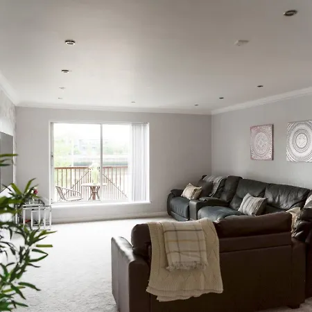 Pass The Keys Townhouse Overlooking The River Clyde, Sleeps 10 Holiday home