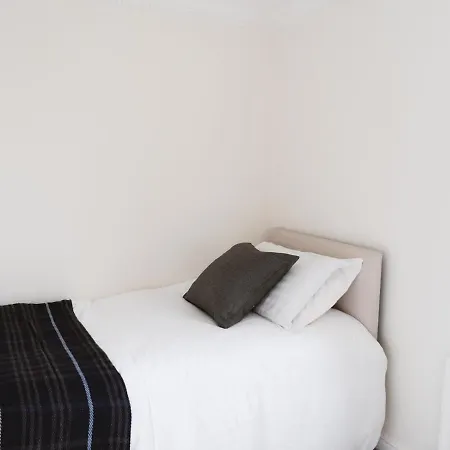 Pass The Keys Townhouse Overlooking The River Clyde, Sleeps 10 * Glasgow
