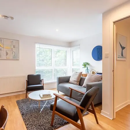 Modern 2 Bed Broompark/central Apt. With Parking Appartamento *