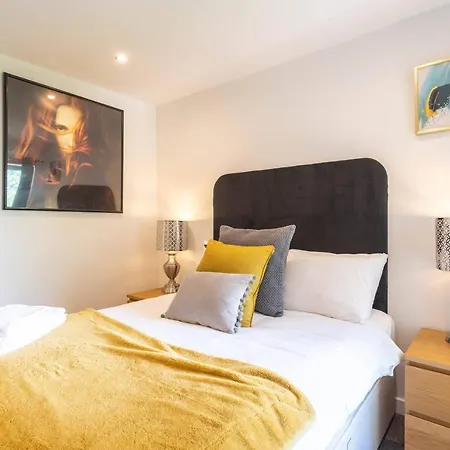 Modern 2 Bed Broompark/central Apt. With Parking *