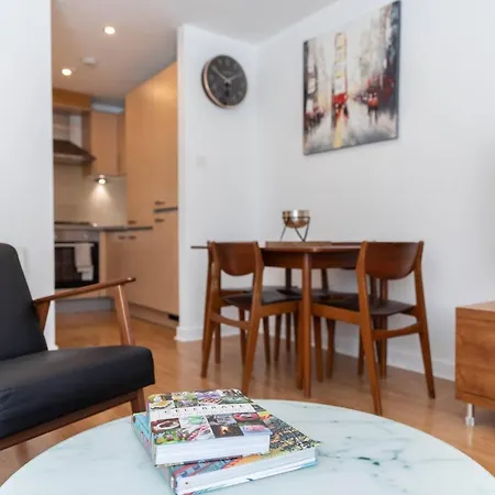Modern 2 Bed Broompark/central Apt. With Parking Appartamento *