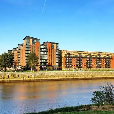 Apartment Centre G1 Penthouse With Riverviews - Duplex - 4 Bedrooms, 3 Bathrooms, Kitchen, 1 Living Room, 1 Dining Room, 2 Terraces, Parking, Floor, 2050 Sq Ft, Merchant *