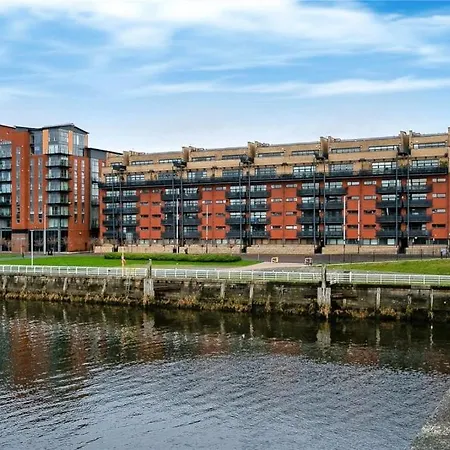 Apartment Centre G1 Penthouse With Riverviews - Duplex - 4 Bedrooms, 3 Bathrooms, Kitchen, 1 Living Room, 1 Dining Room, 2 Terraces, Parking, Floor, 2050 Sq Ft, Merchant *