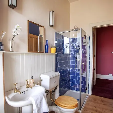 Apartment Unique Character 2bd, In Heart Of West End