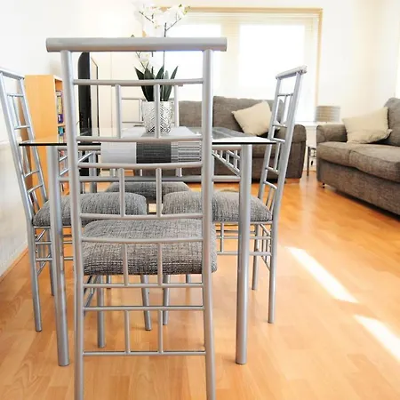 New Family - Private Parking Apartment Glasgow