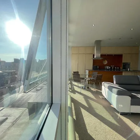 Centre 2-bed Parking Jacuzzi Bath شقة