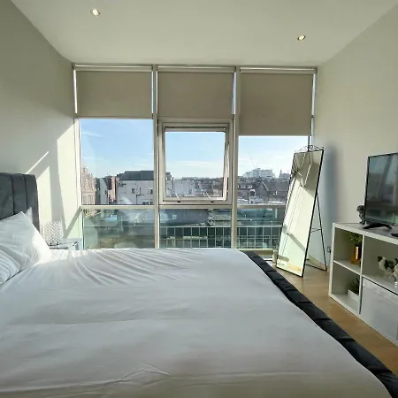 Centre 2-bed Parking Jacuzzi Bath شقة