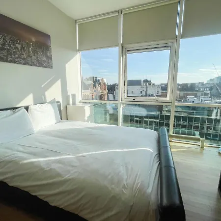 Centre 2-bed Parking Jacuzzi Bath شقة *