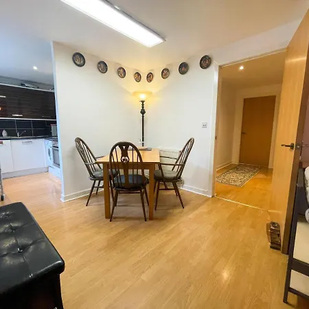 Kelvingrove 2 Bedroom - Private Parking