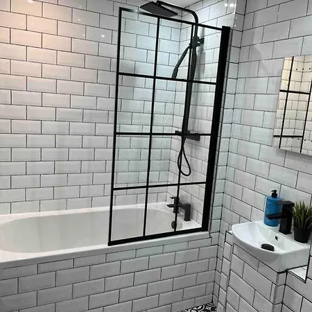 Daire Cheerful 2 Bedroom Homely Apartment, Sleeps 4 Guest Comfy, 3x Double Bed, Parking, Free Wifi, Suitable For Business, Leisure Guest,glasgow, West End, Near Centre, Perfect For Common Wealth Games 2026 *