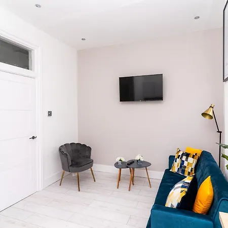 Cheerful 2 Bedroom Homely Apartment, Sleeps 4 Guest Comfy, 3x Double Bed, Parking, Free Wifi, Suitable For Business, Leisure Guest,glasgow, West End, Near Centre, Perfect For Common Wealth Games 2026 * Glasgow