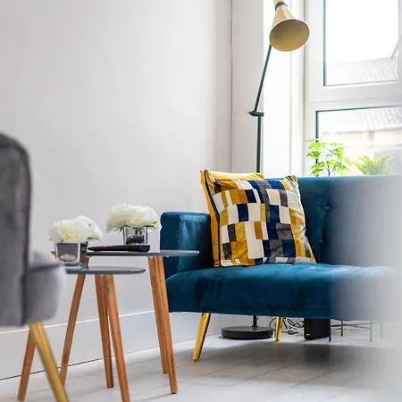 Cheerful 2 Bedroom Homely Apartment, Sleeps 6 Guest Comfy, 3x Double Bed, Parking, Free Wifi, Suitable For Business, Leisure Guest,glasgow, West End, Near Centre *