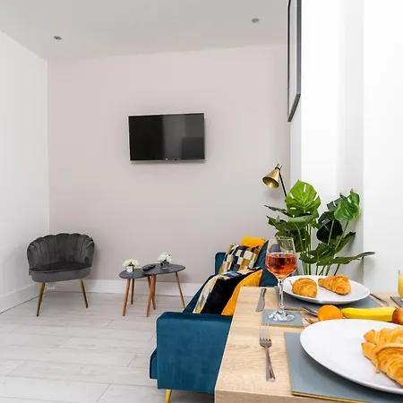 Daire Cheerful 2 Bedroom Homely Apartment, Sleeps 4 Guest Comfy, 3x Double Bed, Parking, Free Wifi, Suitable For Business, Leisure Guest,glasgow, West End, Near Centre, Perfect For Common Wealth Games 2026