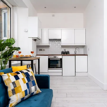 Cheerful 2 Bedroom Homely Apartment, Sleeps 6 Guest Comfy, 3x Double Bed, Parking, Free Wifi, Suitable For Business, Leisure Guest,glasgow, West End, Near Centre Glasgow
