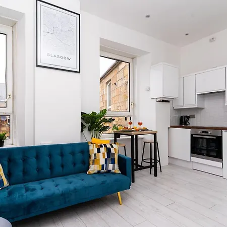 Cheerful 2 Bedroom Homely Apartment, Sleeps 6 Guest Comfy, 3x Double Bed, Parking, Free Wifi, Suitable For Business, Leisure Guest,glasgow, West End, Near Centre Glasgow