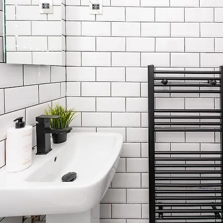 Cheerful 2 Bedroom Homely Apartment, Sleeps 6 Guest Comfy, 3x Double Bed, Parking, Free Wifi, Suitable For Business, Leisure Guest,glasgow, West End, Near Centre *