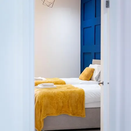 Cheerful 2 Bedroom Homely Apartment, Sleeps 4 Guest Comfy, 3x Double Bed, Parking, Free Wifi, Suitable For Business, Leisure Guest,glasgow, West End, Near Centre, Perfect For Common Wealth Games 2026 Daire *