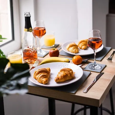 Cheerful 2 Bedroom Homely Apartment, Sleeps 4 Guest Comfy, 3x Double Bed, Parking, Free Wifi, Suitable For Business, Leisure Guest,glasgow, West End, Near Centre, Perfect For Common Wealth Games 2026 Glasgow