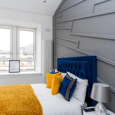 Cheerful 2 Bedroom Homely Apartment, Sleeps 6 Guest Comfy, 3x Double Bed, Parking, Free Wifi, Suitable For Business, Leisure Guest,glasgow, West End, Near Centre *