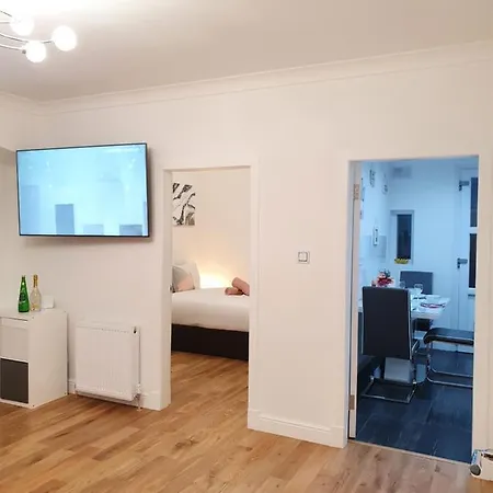Comfortable And Modern 3 Bedroom Mid Terraced Apartment Glasgow