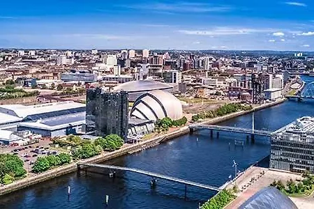 Дом отдыха Glasgow City Central Executive Triplex House, 3 Bedroom 3 Bathrooms 1 Living Room Kitchen - Huge Terrace For Master Bedroom - Private E Parking Lez Congestion Zone Free - Garden - 5 Mins Drive To City Centre Central Station Глазго