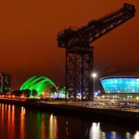 Glasgow City Central Executive Triplex House, 3 Bedroom 3 Bathrooms 1 Living Room Kitchen - Huge Terrace For Master Bedroom - Private E Parking Lez Congestion Zone Free - Garden - 5 Mins Drive To City Centre Central Station Глазго