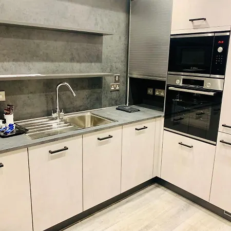 Дом отдыха Glasgow City Central Executive Triplex House, 3 Bedroom 3 Bathrooms 1 Living Room Kitchen - Huge Terrace For Master Bedroom - Private E Parking Lez Congestion Zone Free - Garden - 5 Mins Drive To City Centre Central Station