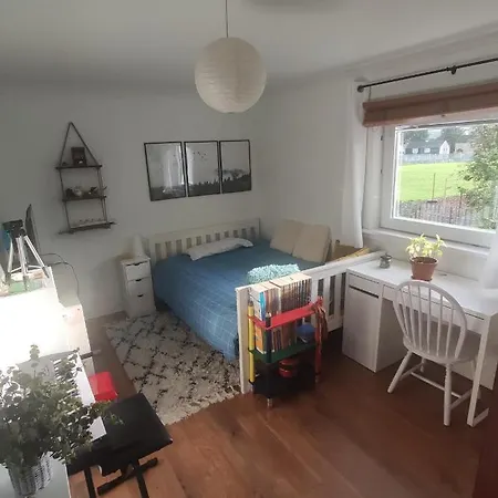 Single Bedroom In Quiet Neighbourhood Δωμάτια σε οικογενειακή κατοικία *
