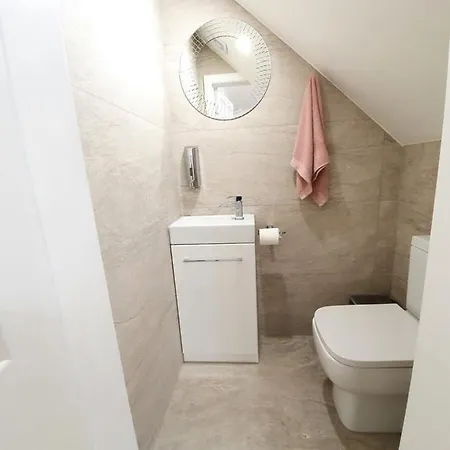 Comfortable And Modern 3 Bedroom Mid Terraced *