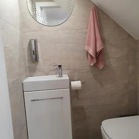 Comfortable And Modern 3 Bedroom Mid Terraced Glasgow