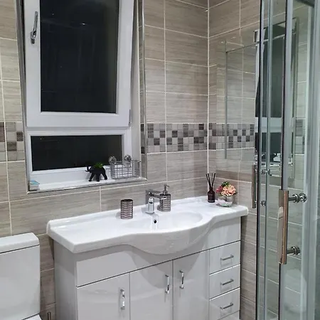 Comfortable And Modern 3 Bedroom Mid Terraced Glasgow