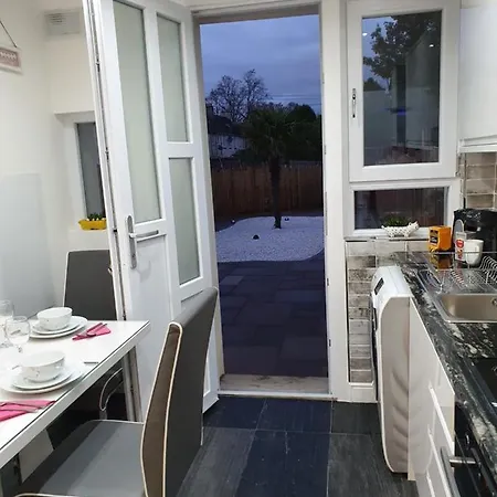 Comfortable And Modern 3 Bedroom Mid Terraced *