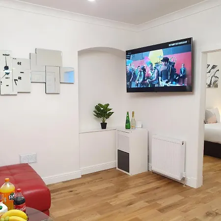 Apartment Comfortable And Modern 3 Bedroom Mid Terraced Glasgow