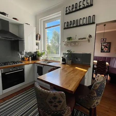 Traditional Close To Centre & Hampden Apartment