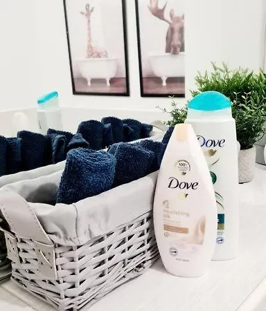 Stylish 2 Bedroom / Free Gated Parking