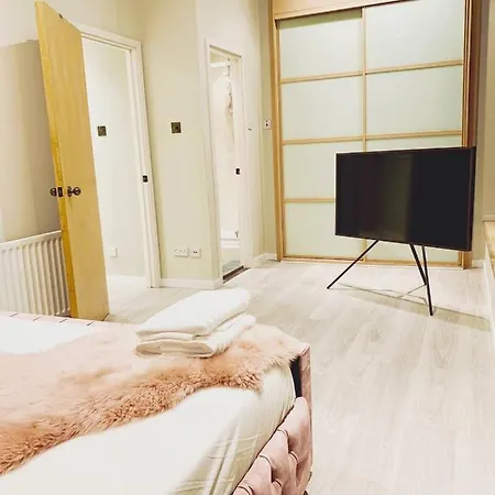 Centre G1 Penthouse With Riverviews - Duplex - 4 Bedrooms, 3 Bathrooms, Kitchen, 1 Living Room, 1 Dining Room, 2 Terraces, Parking, Floor, 2050 Sq Ft, Merchant Apartment Glasgow