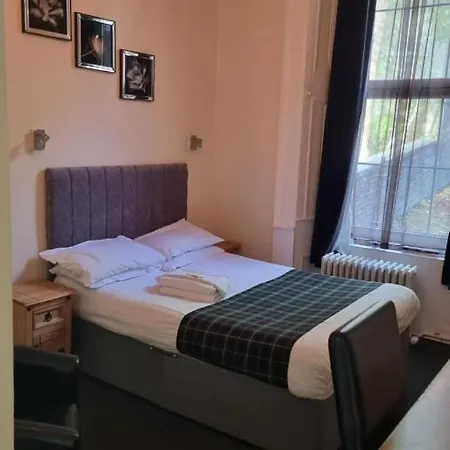 Hampton Court - Centre 3*