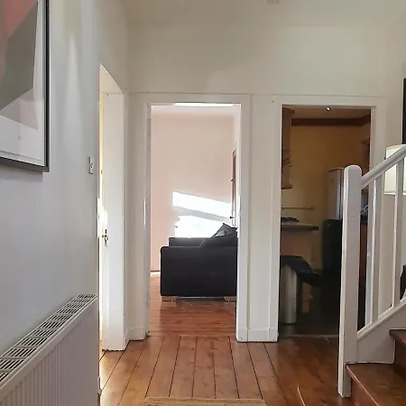 Apartment Large 3 Bed West End Free Parking & Electric Vehicle Point *