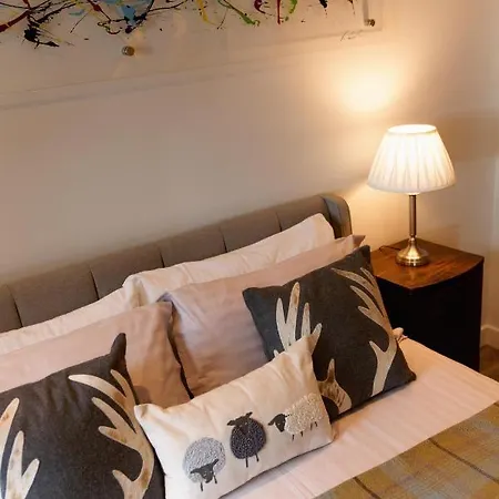 Riverside West End Apartment *