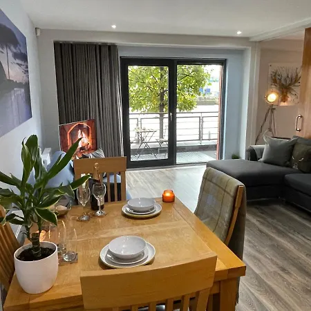 Riverside West End Apartment *