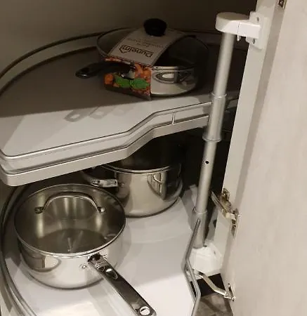 Дом отдыха Glasgow City Central Executive Triplex House, 3 Bedroom 3 Bathrooms 1 Living Room Kitchen - Huge Terrace For Master Bedroom - Private E Parking Lez Congestion Zone Free - Garden - 5 Mins Drive To City Centre Central Station Глазго