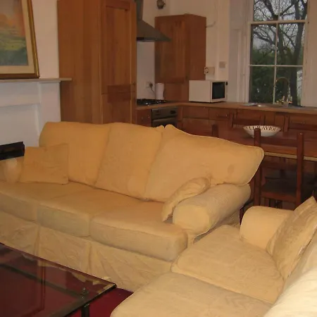 The Georgian House בית הארחה 2*