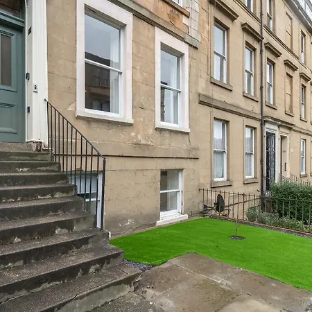 Renfrew 4-bed Flat