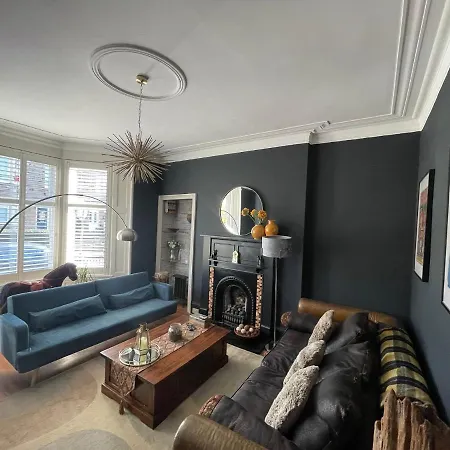 Traditional Close To Centre & Hampden Apartment *